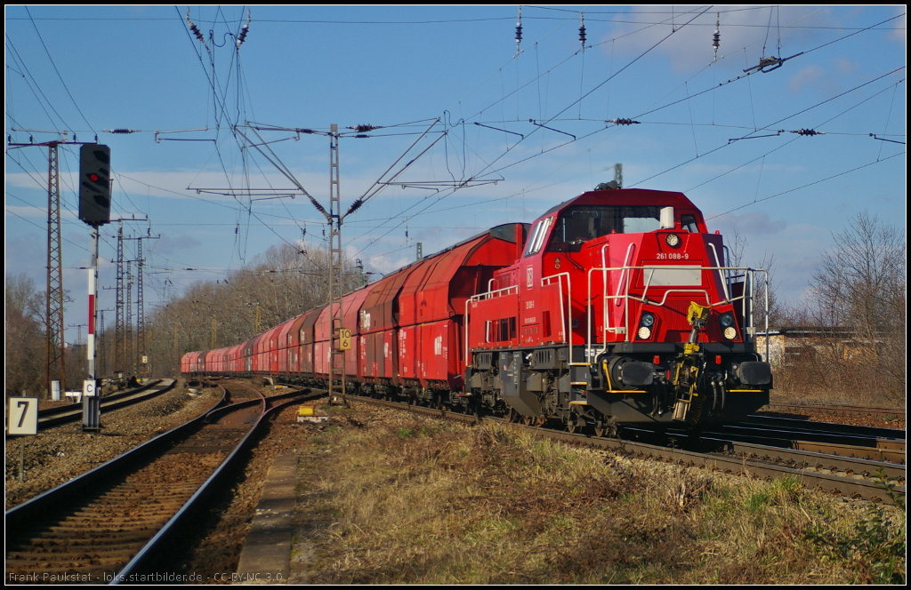 DB Schenker 261 088 mit Talns 970-Wagen am 22.02.2014 durch Leipzig-Thekla nach Chemnitz-K�chwald.