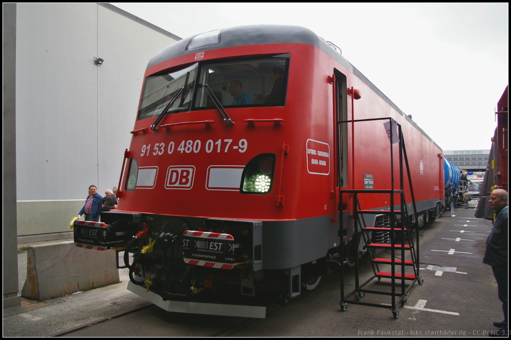 DB Schenker 480 017-9, Typ Trans Montana, at InnoTrans 2014
<br><br>
Die Lok der DB Schenker Rail Romania wurde von Softronic in Rumnien gebaut. Die abweichende Front zur rumnischen Bauweise hngt mit der Crashoptimierung zusammen. Die Lok war zur InnoTrans 2014 in Berlin ausgestellt (NVR-Nummer 91 53 0 480 017-9).
<br><br>
Daten: Achsfolge Co-Co, Leistung 6 MW, Spurbreite 1435 mm, Geschwindigkeit max 200 km/h, 25 kV/50 Hz und 15 kV/16 ⅔ Hz.
<br><br>
Webseite Wiki (deutsch): http://de.wikipedia.org/wiki/Softronic#Softronic_Transmontana
<br><br>
Webseite Hersteller (english): http://www.softronic.ro/engb-locomotive-transmontana.html
