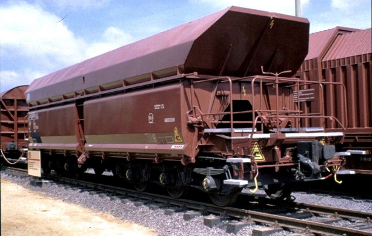 DB Selbstentladewagen 6-achsig mit automatischer Mittelpufferkupplung bei der IVA in Hamburg im Oktober 1979. 