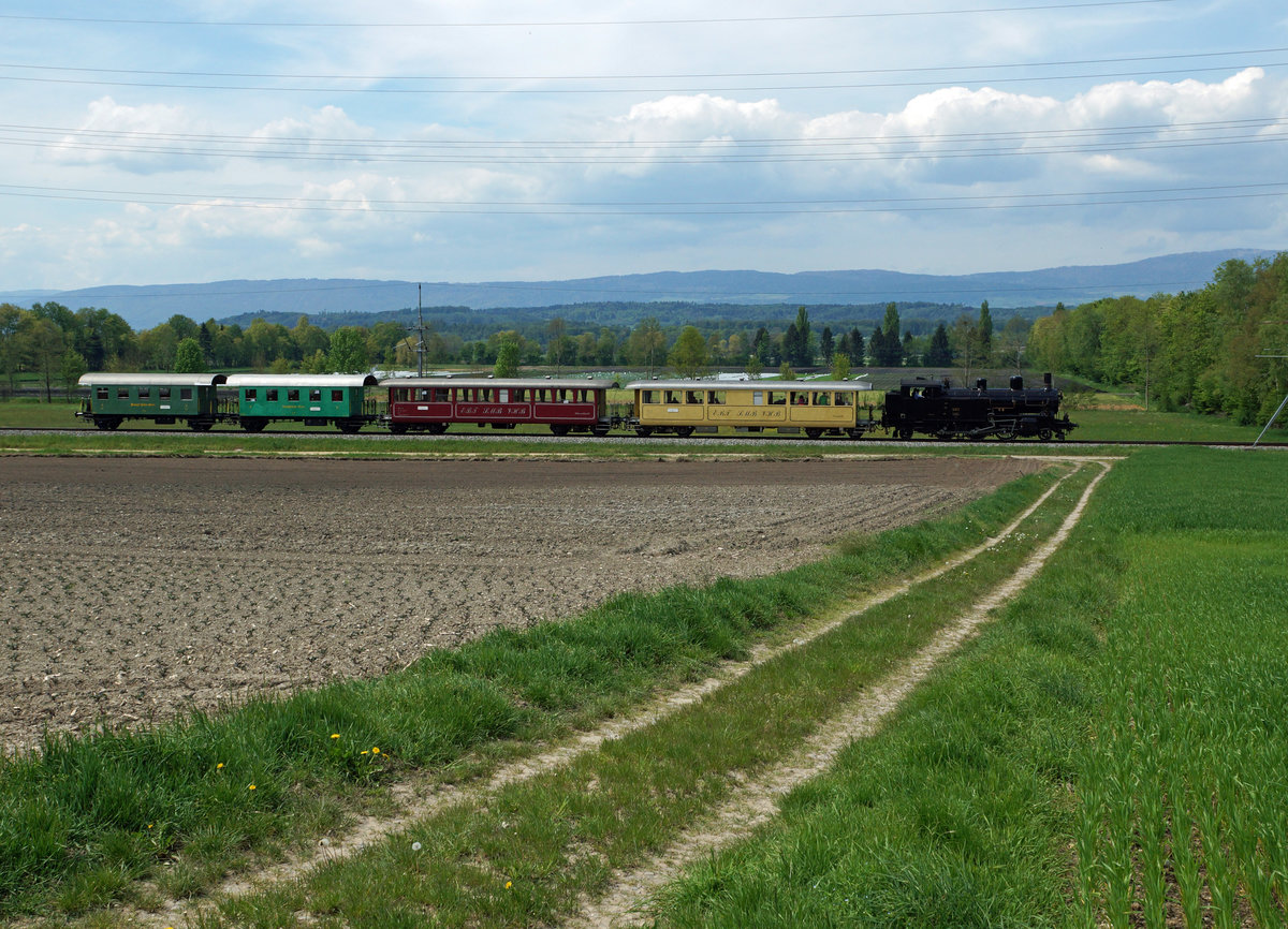 DBB: Der Dampfzug mit der Eb 3/5 5810 /ehemals SBB) + Bi 523 + 524 + C2 +C2 auf der Hinfahrt von der Werkstätte Konolfingen zum Spargelfest Kerzers vom 7. Mai 2016. Der Sonderzug wurde zwischen Kerzers und Fräschels auf der Fahrt nach Kallnach verewigt.
Foto: Walter Ruetsch