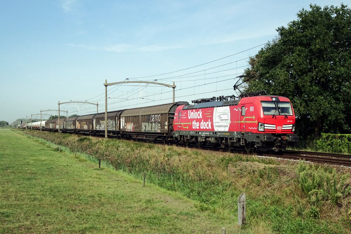 DBC 193 342 zieht ein Mischguterzug durch Hulten am 2 September 2022.