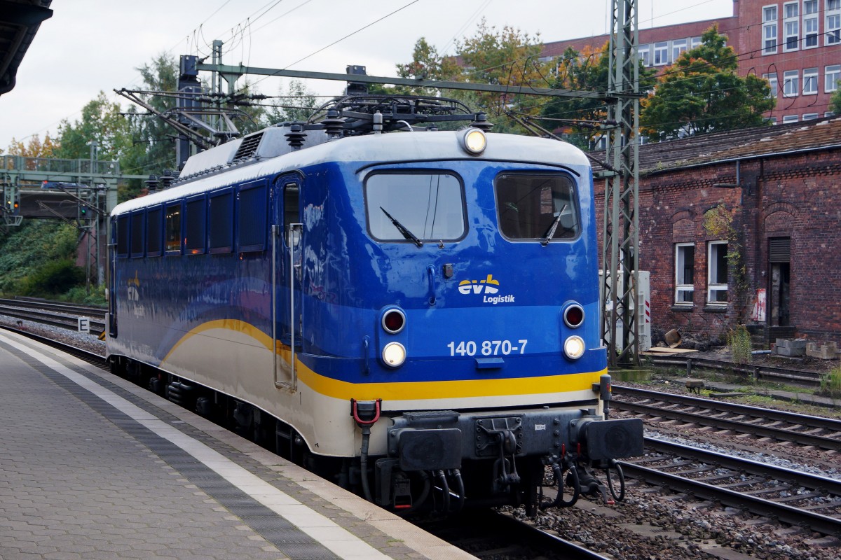 DB/evb: Die evb 140 870-7 (ehemals DB) als Lokzug in HAMBURG HARBURG am 13. Oktober 2015.
Foto: Walter Ruetsch