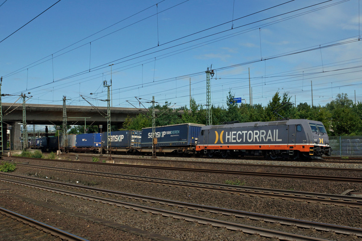 DB/HECTORRAIL: Der seltene Gterzug mit der 241.01 von HECTORRAIL anlsslich der Bahnhofsdurchfahrt Hamburg-Harburg am 9. August 2016. 
Foto: Walter Ruetsch 