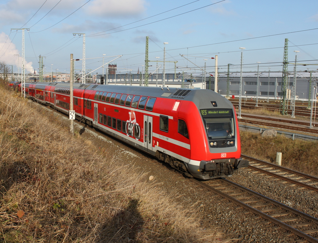 DBpzfa 766.1 als RE 5(4361)von Rostock Hbf nach W�nsdorf-Waldstadt bei der Ausfahrt im Rostocker Hbf.11.11.2016 
