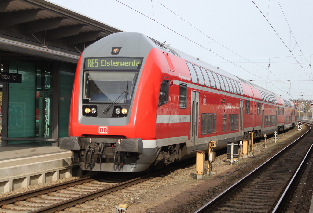 DBpzfa 766.1 Caspar David Friedrich als RE5(RE 4359)von Rostock Hbf nach Elsterwerda kurt vor der Ausfahrt im Rostocker Hbf.02.04.2016