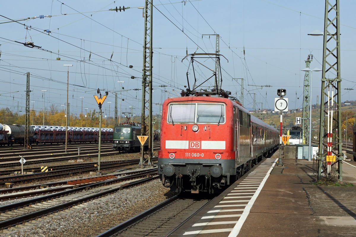 DB/SRI: Die 111 060-0 mit Scherenstromabnehmer schob am 30. Oktober 2015 den RB mit den alten Wagen von Basel Badischer Bahnhof nach Offenburg. Anlässich der Begegnung in Weil am Rhein mit der SRI 151 124-5 mit Einholmstromabnehmer kam es für kurze Zeit zu einem nicht gestellten Oldtimertreffen im Normalbetrieb.
Foto: Walter Ruetsch