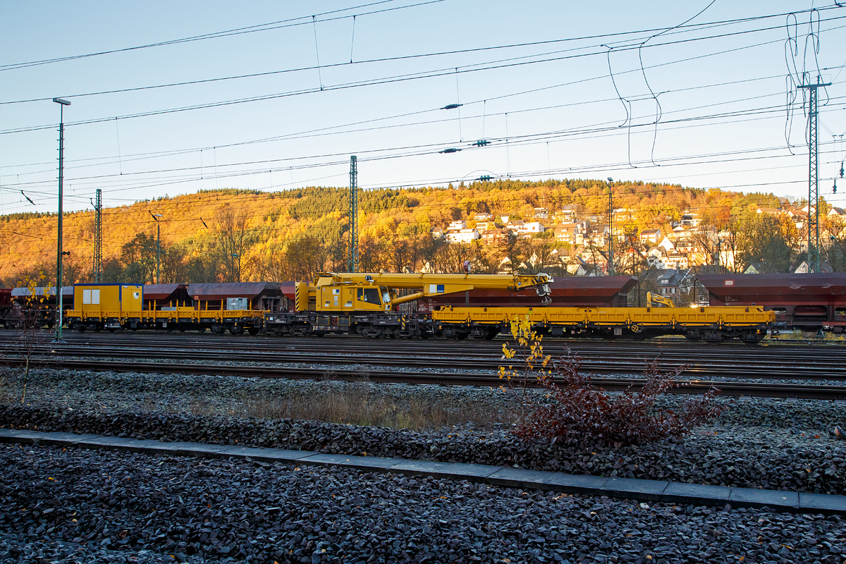 
Der 125t - KIROW Gleisbauschienenkran KRC 810 T der Hering Bau (Burbach), Schweres Nebenfahrzeug Nr. D-HGUI 99 80 9419 010-0, abgestellt am 18.11.2016, mit den Schutzwagen der Gattung Res 072-1, links D-HGUI 33 80 3998 218-0 und rechts Links D-HGUI 33 80 3998 213-1, in Betzdorf/Sieg.

Der Kran wurde 2013 von KIROW in Leipzig unter der Fabriknummer MT2012170324 gebaut und an die Hering Bau geliefert. Die Hering Bau gehört in Deutschland zu den größten Eisenbahnkran-Dienstleistern, sie hat 10 eigene Krane.

Der 125-t-Eisenbahndrehkran wird für den Aus-und Einbau von schweren Betonweichen, Gleisjochen und Hilfsbrücken sowie für die Montage von Ingenieurbauwerken eingesetzt. Bei Havarien auf Bahnstrecken leistet er schnelle Hilfe zum Bergen schwerer Lasten.

Technische Daten
Eigengewicht: 128 t
Länge über Puffer: 13.000 mm
Achsanzahl: 8
Drehzapfenabstand: 8.000 mm
Drehzapfenabstand im Drehgestell 1 und 2: 2.300 mm
Achsabstand in den Einzeldrehgestellen: 1.100mm
Ergebene Achsabstände in m: 1,1 / 1,2 / 1,1/ 4,6 / 1,1 / 1,2 / 1,1
Achsfolge: 1'A'1A'A1'A1'
Achslast: 16,0 t
Motorleistung: 235 kW
Fahrgeschwindigkeit im Zugverband: 100 km/h
Fahrgeschwindigkeit mit Eigenantrieb: 19 km/h
zul. Anhängelast: -
Zugelassen als Schwerwagen für Streckenklasse: CS 05
kleinster befahrbarer Radius: 00 m

Tragfähigkeiten:
bei 0,00 m Ausladung vor Puffer, mit Schwerlastausrüstung: 125 t
bei 2,80 m Ausladung vor Puffer, ± 30°, abgestützt: 90 t
bei 2,80 m Ausladung vor Puffer, ± 20°, freistehend: 46 t 