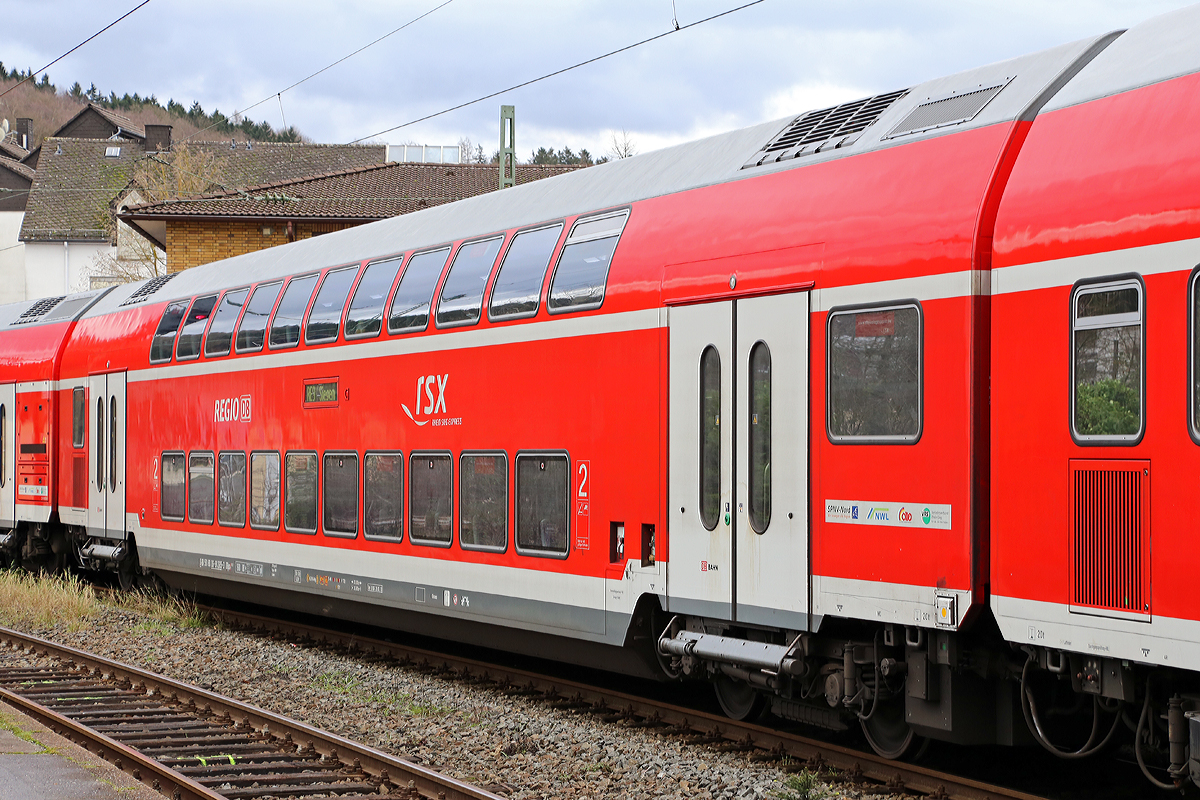 
Der 2. Klasse Doppelstock-Wagen (DoSto) D-DB 50 80 26 - 81 265-3 DBpz 781.2, der Wagen ist klimatisiert und besitzt BiLED-Anzeigen.

Hier im RE 9 (rsx - Rhein-Sieg-Express) am 10.01.2015 im Bahnhof Betzdorf/Sieg.

Technische Daten:
Spurweite: 1.435 mm
Länge über Puffer: 26.800 mm
Wagenkastenlänge: 26.400 mm
Gesamtachsstand: 22.500 mm
Drehzapfenabstand: 20.000 mm
Drehgestellachsstand: 2.500 mm
Wagenkastenbreite: 2.774 mm
Raddurchmesser: 920 mm
Eigengewicht: 50 t
zul. Höchstgeschwindigkeit: 160 km/h 
