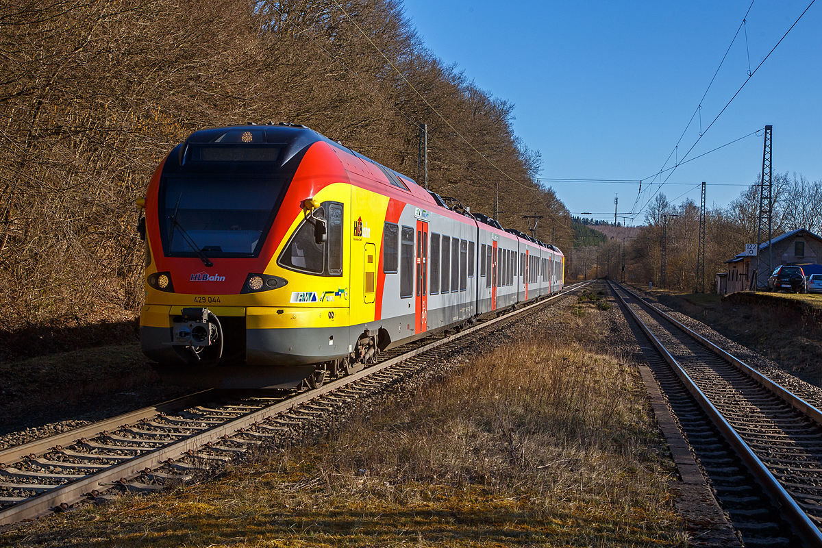 Der 5-teilige Stadler Flirt 429 044 / 429 544 der HLB (Hessischen Landesbahn) fährt am 02.03.2021, als RE 99  Main-Sieg-Express  (Frankfurt  - Gießen - Siegen), durch den Bahnhof Dillbrecht an der Dillstrecke (KBS 445) in Richtung Siegen.