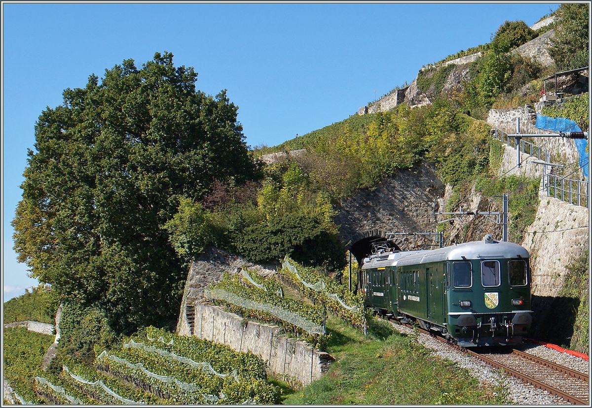 Der 50 Jährige ABDe 4/4 12 der MThB (bzw. des Vereins Historische MThB) mit seinem Bt 205 auf seiner Jubiläums Herbstfahrt vom Thurgau übers Emmental und den Lötschberg nach Brig und dann der Rohne entlang bis in die Rebberge des Lavaux; hier kurz vor Chexbres auf der Rückfahrt in den Thurgau am 4. Oktober 2015. Herzlichen Dank an Herrn R. Signer für die Info zur Fahrt.