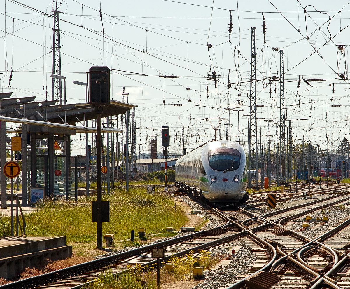 Der 7-teilige ICE T (BR 411) Tz 1160 „Markt Holzkirchen“ 411 060-7 / 411 560-6 (93 80 5411 060-7 D-DB / 93 80 5411 560-6 D-DB) erreicht am 15.05.2022, als ICE 1671 (Ostseebad Binz - Hannover Hbf - Karlsruhe Hbf) den Hauptbahnhof Rostock.