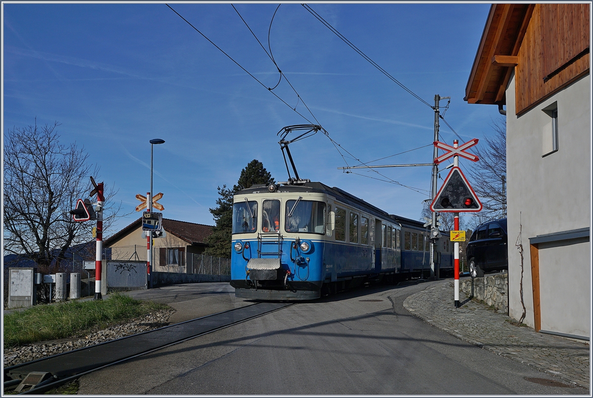 Der ABDe 8/8 4001 SUISSE verlässt nach seinem Halt Planchamp. 

16. Jan. 2019 