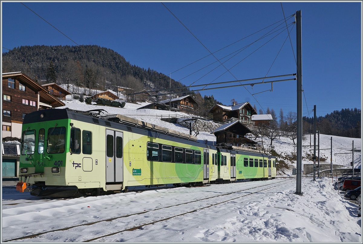 Der von Aigle in Le Sépey einfahrende ASD Regionalzug nach Les Diablerets besteht zwar nur aus den beiden Triebwagen BDe 4/4 401 und 402, und doch hatte er auf dem Bild kaum Platz gefunden.

11. Jan. 2021