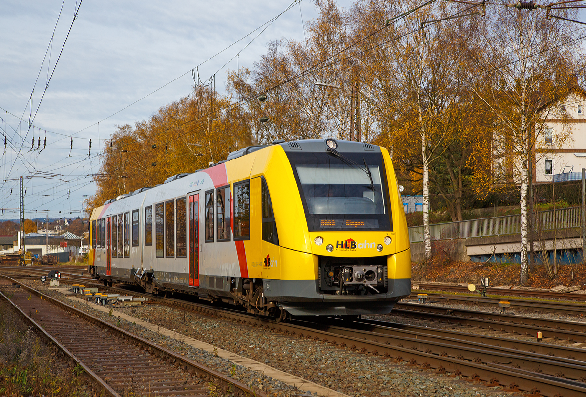 
Der Alstom Coradia LINT 41 der neuen Generation / neue Kopfform, der VT 505 (95 80 1648 105-2 D-HEB / 95 80 1648 605-1 D-HEB) der HLB (Hessische Landesbahn GmbH) fährt am 08.11.2015, als RB 93  Rothaarbahn  (Bad Berleburg - Kreuztal - Siegen), von Kreuztal weiter in Richtung Siegen. 

Der LINT 41 wurde im Juni 2015 von ALSTOM LHB (Salzgitter) unter der Fabriknummer D041418-005 gebaut und an die HLB für den Standort Siegen ausgeliefert. Abnahmetag war der 30.06.2015. 

Eigentlich müssten diese LINT mit der neuen Kopfform ja LINT 42 heißen, da sie mit einer Länge von 42,17 m etwas länger sind als die ursprünglichen LINT 41 (41,81 m). Denn die Bezeichnung LINT 41 bedeutet „leichter innovativer Nahverkehrstriebwagen“, die 41 steht für die Länge der vollen Meter (bei dem ursprünglichen 41,81 m). 

Wird die Bezeichnung „H“ (LINT 41/H) verwendet, so sind es Hochflur-Fahrzeuge. Dies hier ist aber ein zweiteiliger Niederflur-Dieseltriebwagen, welches man gut an der bis unten gehenden Tür erkennen kann.