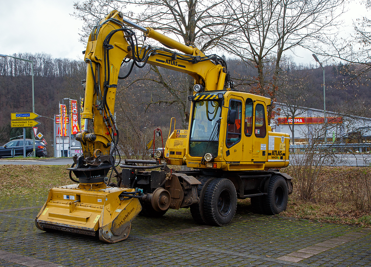  Der ATLAS-TEREX Zweiwegebagger 1604 ZW-WB mit Absttzpratzen, Kleinwagen Nr. D-WEBA 98 80 9901 683-9, der Westerwaldbahn des Kreises Altenkirchen GmbH ist am 07.02.2022, mit einem angebauten SEPPI Baggermulcher BMS 150 der HeringBau, in Betzdorf-Alsdorf auf einem Parkplatz neben Bahnstrecke Betzdorf–Daaden (Daadetalbahn) angestellt. 

Der Bagger wurde 2005 ATLAS-TEREX GmbH in Delmenhorst unter der Fabriknummer 168Z301630 gebaut.

TECHNISCHE DATEN des Baggers:
Spurweite: 1.435 mm
Achsabstand: 5.475 mm (Schiene) / 2.550 mm (Strae)
Eigengewicht: 22,2 t
Zul. Gesamtgewicht: 23.000 kg
Motorbauart: wassergekhlter 4-Takt 4-Zylinder Diesel-Reihenmotoren mit Turboaufladung und Ladeluftkhlung
Motortyp: Deutz BF 4M 2012 C
Motorhubraum: 4,04 Liter  (101mm / 126 mm Bohrung/Hub)
Motorleistung: 93 kW (127 PS) bei 2.500 U/min
Hchstgeschwindigkeit (Hg): 20 km/h (in Kreuzungen und Weichen 10 km/h)
Bremse: Dir.-Dbr. und Eisenbahnwagenbremsanlage
Zul. Anhngelast: 120 t
Zur Mitfahrt zugel. Personenzahl: 1 (und Fahrer)
Antrieb auf Schiene: ber Reibantrieb der Straenreifen

Der angebaute Mulcher:
Der SEPPI BMS 150 ist ein leistungsvoller Forstmulcher. Dieser SEPPI Baggermulcher BMS mulcht (zerkleinert Holz) Stubben und Stmme bis zu 30 cm Durchmesser. Die Arbeitsbreite bei diesem BMS 150 betrgt 150 cm, das Gewicht betrgt 1.400 kg. Hersteller ist die SEPPI M. AG in Kaltern (Sdtirol) – Italien.
 
