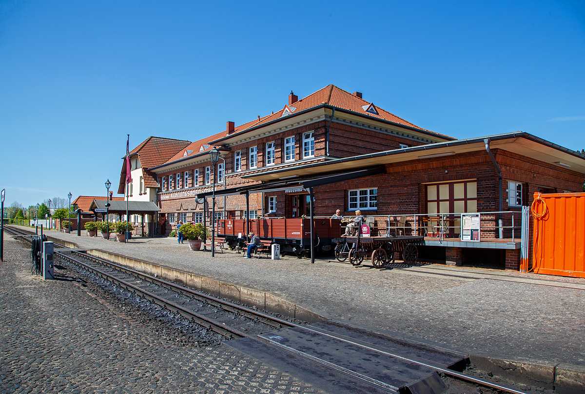 Der Bahnhof Ostseebad Khlungsborn-West  (bis 1938 Ostseebad Arendsee) der Mecklenburgischen Bderbahn Molli am 15.05.2022. Rechts das Museums-Caf, denn hier beim Bahnhof ist das Molli-Museum. Der „Molli“ ist keine Museumsbahn, sondern sogar als RB 31 „Bderbahn Molli“ gefhrt wird. Die Bderbahn Molli hat brigens, mit der 2007 bis 2009 im Dampflokwerk Meiningen gebauten Dampflok 99 2324-4 (der Baureihe 99.32), die jngste neu erbaute Dampflokomotive der Welt. Sie wurde am 10. Juli 2009 dem Betreiber bergeben.

Vor dem Museums-Caf der 1911 gebaute vierachsige offene Gterwagen ex DR 98-02-55 der Gattung OOw, seit 2006 Terassenwagen des Molli-Cafs. Davor der Km-Stein (15,4 km) der Strecke.