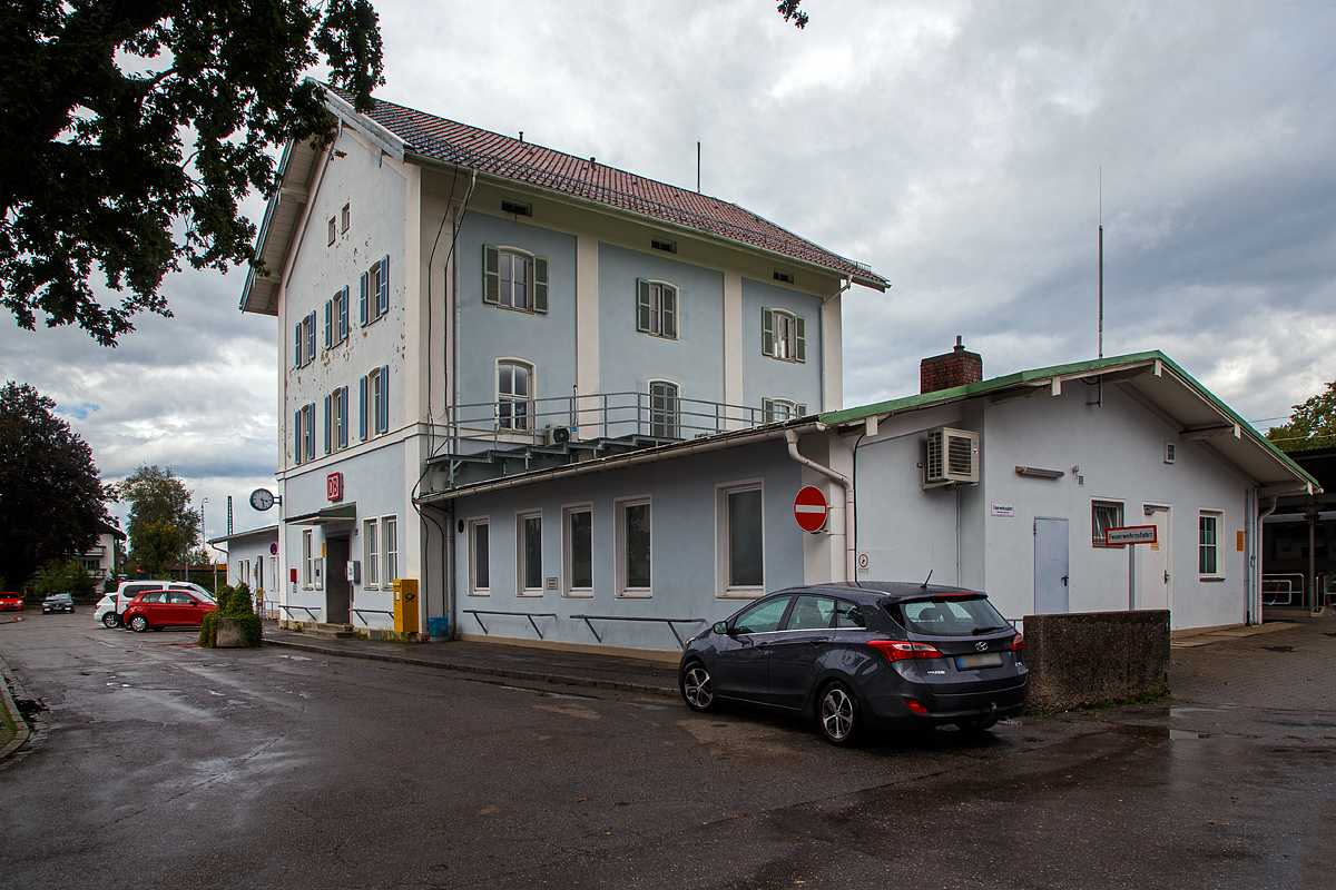 Der Bahnhof Prien am Chiemsee am 11.09.2022 von der Straenseite.

Der im Jahr 1860 erffnete Bahnhof Prien am Chiemsee ist der grte Bahnhof des bayerischen Marktes Prien am Chiemsee. Er ist ein Trennungsbahnhof und liegt an der Bahnstrecke Rosenheim–Salzburg (KBS 951) und ist Ausgangspunkt der Chiemgaubahn von Prien nach Aschau (KBS 952). Direkt neben dem Bahnhof (hier im Bild hinter dem Bf) liegt der Bahnhof der meterspurigen Chiemsee-Bahn (nach Prien-Stock). Der Bahnhof hat vier Bahnsteiggleise und wird tglich von ungefhr 85 Zgen der Deutschen Bahn und der Bayerischen Regiobahn bedient. 

Die Kniglich Bayerischen Staatseisenbahnen erffneten den Bahnhof Prien am 7. Mai 1860 mit der Bahnstrecke Rosenheim–Traunstein, am 1. August 1860 wurde die Strecke bis nach Salzburg verlngert. Am 18. August 1878 nahmen die Bayerischen Staatsbahnen die Bahnstrecke nach Aschau in Betrieb, der Bahnhof wurde zum Trennungsbahnhof. Prien war eine Dienststelle an der Strecke Rosenheim–Salzburg und verfgte ber eine eigene Bahnmeisterei.  Am 9. Juli 1887 wurde mit der Chiemseebahn eine weitere in Prien am Chiemsee beginnende Bahnstrecke erffnet, in diesem Zug wurde der heute denkmalgeschtzte knigliche Wartepavillon am Bahnhof Rimsting abgebaut und neben dem Bahnhofsgebude in Prien neu errichtet. Um 1900 wurde ein eigener Bahnhof fr die Chiemseebahn eingeweiht. Kurz darauf legte man einen Personentunnel an, der den neuen Bahnhof mit den Bahnsteigen verband.
