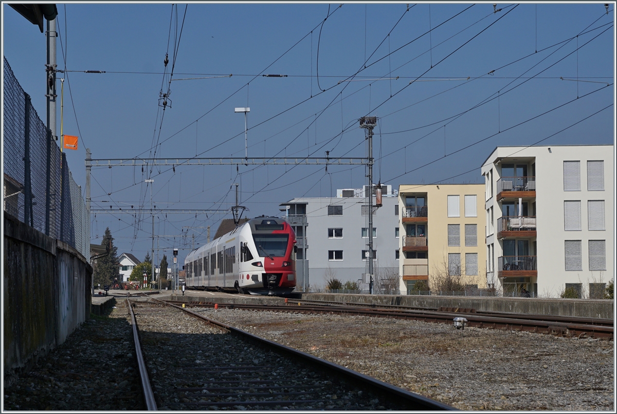 Der Bahnhof von Sugiez zeigt sich noch in der ursprünglichen Landbahnhofambiente, etliche Profilstangen deuten jedoch darauf hin, dass hier bald moderne Zeiten anbrechen werden. 

9. März 2022