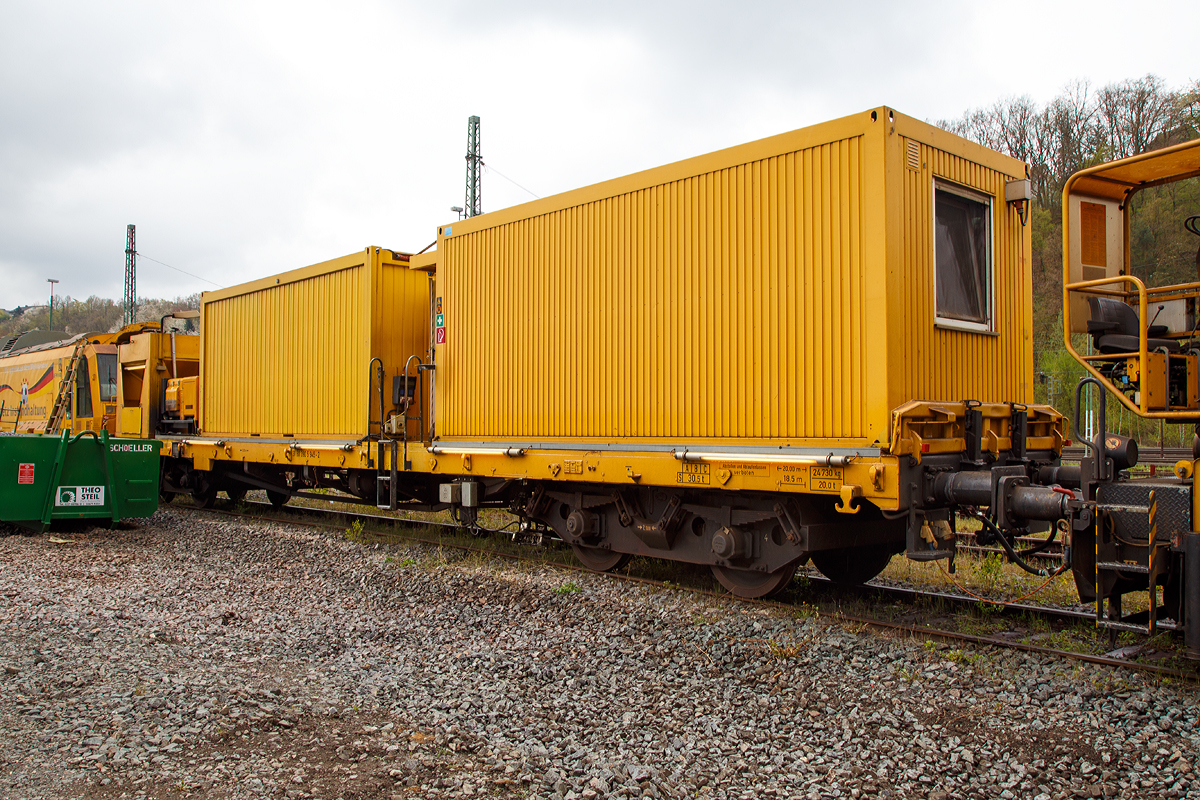 
Der Beiwagen 31 80 390 5 945-2 der DB Netz AG zum LINSINGER Schienenfräszug SF 03 W-FFS, Schweres Nebenfahrzeug Nr. 97 33 07 005 18-9 (UFM 601). Ein Drehgestell-Flachwagen mit Werkstatt- und Aufenthaltscontainer, sowie Späne-Silo, steht am 23.04.2016 in Betzdorf/Sieg. 

Technische Daten:
Wagenbauart: Drehgestell-Flachwagen
Gattung: ähnlich Rs 680 (evtl. aus Umbau)
Länge über Puffer: 20.000 mm
Drehzapfenabstand: 13.000 mm
Achsabstand im Drehgestell: 2.000 mm
Länge der Ladefläche: 18.500 mm
Eigengewicht: 24.730 kg
Nutzlast: 30,5 t