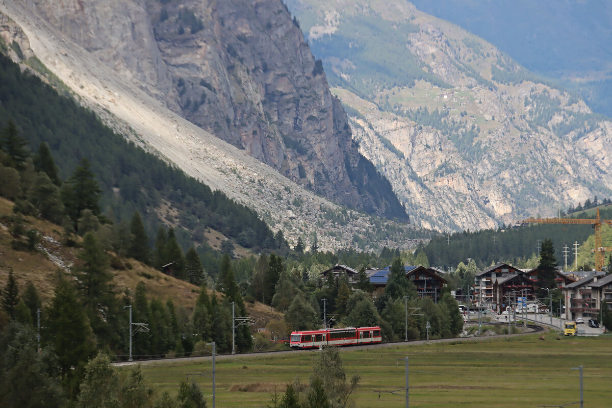 Der Bergsturz von Randa: BDeh4/8 2053 im Pendelverkehr Täsch-Zermatt hat gerade Täsch verlassen. Im Hintergrund sind die Ausmasse des Bergsturzes zu sehen, welcher wie ein Staudamm nicht nur Bahn und Strasse zerstörte, sondern auch den Flusslauf staute; nur durch schwierige Tunnelarbeiten konnte der Fluss wieder weitergeleitet werden. 18.September 2024  