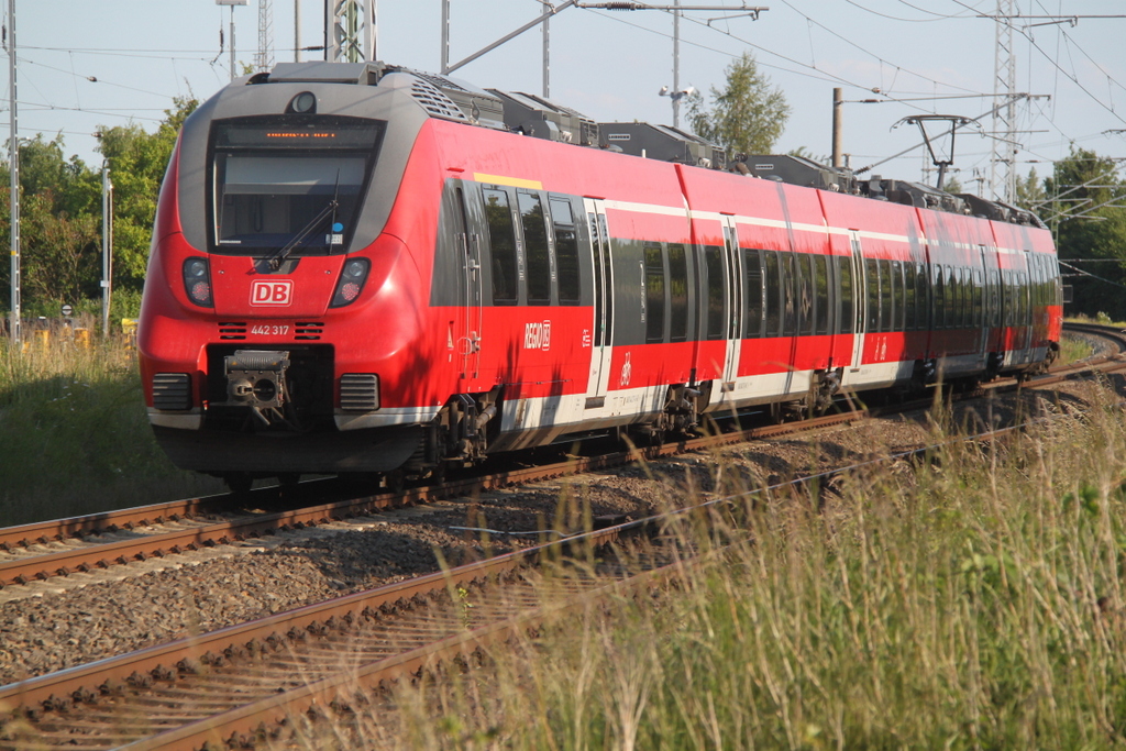 Der Berliner 442 317-4 als berfhrung von Rostock Hbf nach Berlin-Lichtenberg bei der Ausfahrt im Rostocker Hbf.12.06.2015