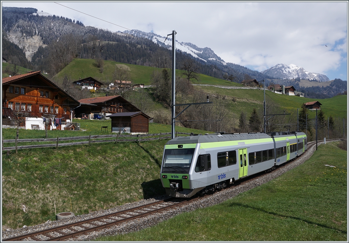 Der BLS RABe 525 039  NINA  bei Enge im Simmental auf dem Weg nach Bern.

14. April 2021