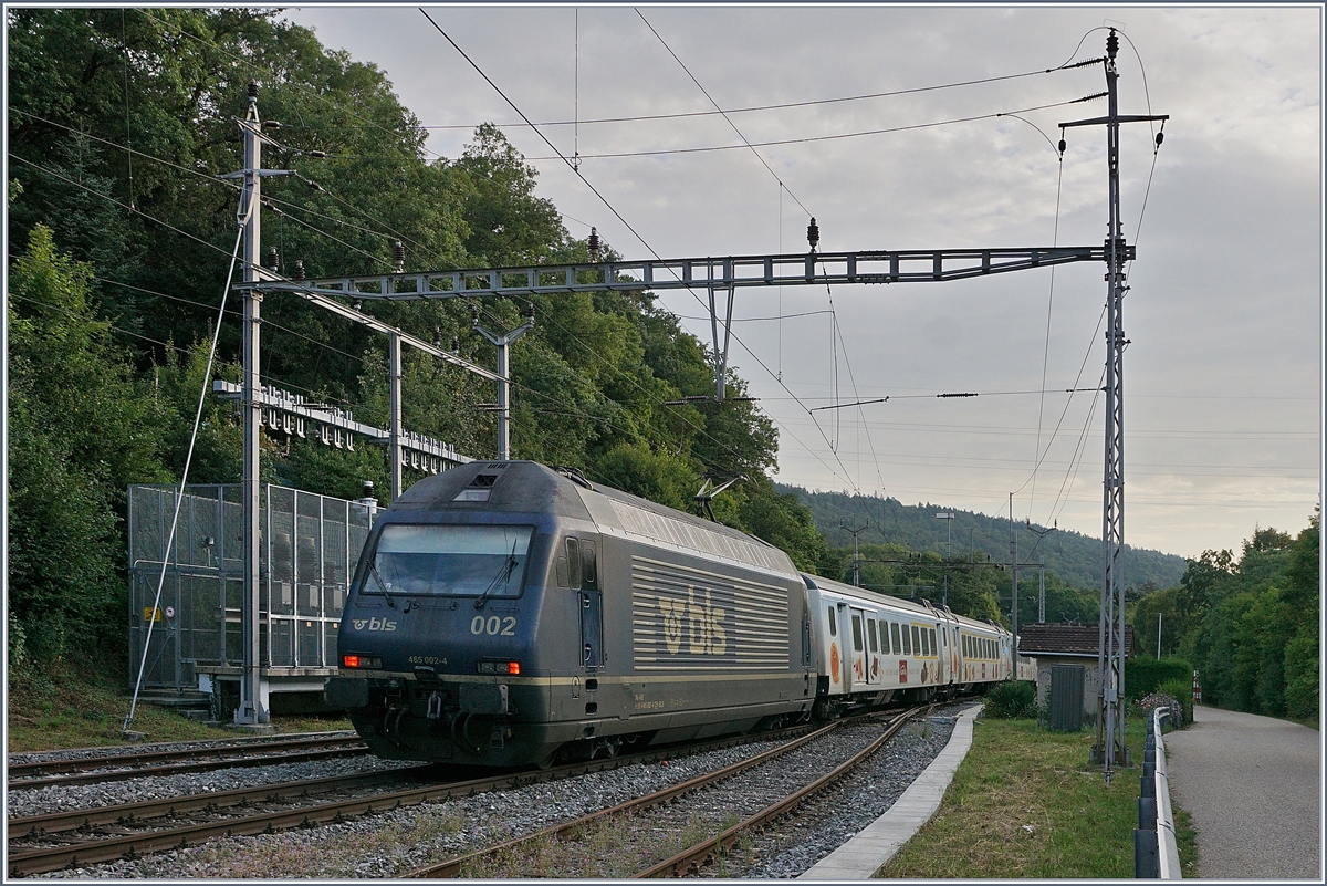 Der BLS RE 3913 von La Chaux-de-Fonds nach Bern wechselte in Chambrelien die Fahrtrichtung und verlässt nun den Spitzkehrbahnhof mit der BLS Re 465 002-4 am Zugschluss in Richtung Neuchâtel. 

12. August 2020