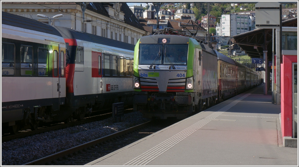 Der von der BLS Re 475 404 geführte AKE Rheingold erreicht Montreux.
13. April 2017