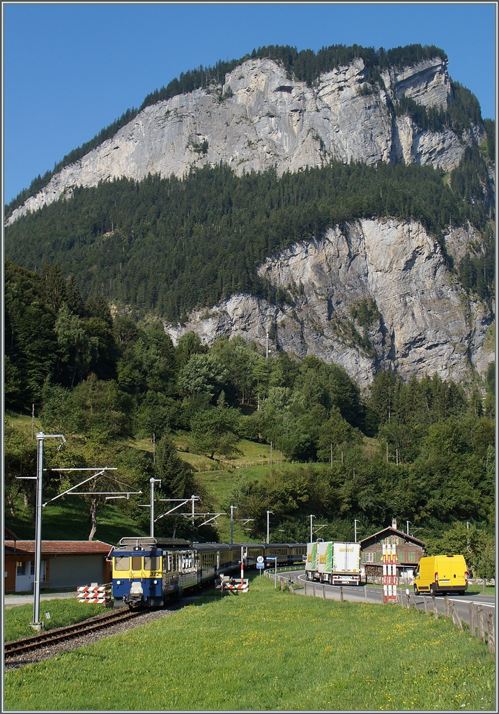 Der BOB Zug 232 von Grindelwald erreicht in K�rze Zweil�tschinen. Dort wird er mit dem Zug aus Lauterbrunnen vereinigt und wird dann nach Interlaken Ost weiterfahren.
7. August 2015