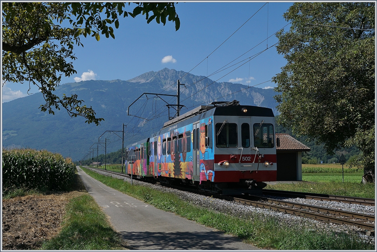 Der Bunte TPC BDeh 4/4 502 mit Bt auf der Fahrt Richtung Aigle bei Villy.

26. Aug. 2016