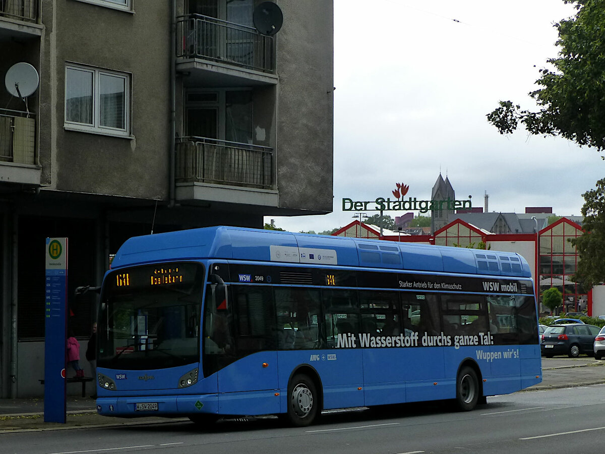 Der Bus mit der Nummer 2049 (W-SW 2049) auf der Linie 646, am 10. Juli 2020 jetzt von der Fensterseite und direkt an der Haltestelle Werléstraße.