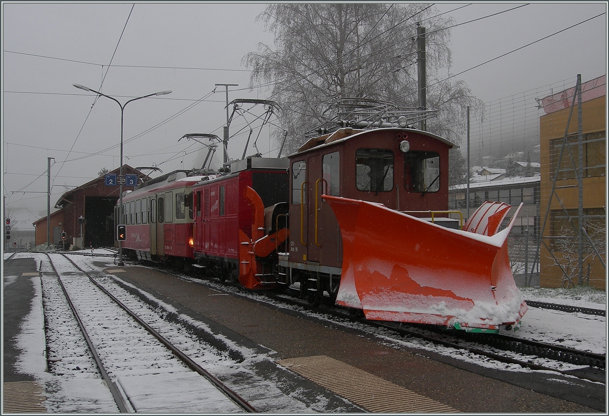 Der CEV Xrot 91, die schiebende HGe 2/2 N° 1 und der nach Vevey fahrende CEV BDeh 2/4 74 in Blonay.
3. März 2016