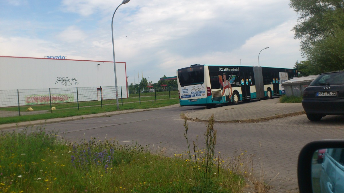 der Citaro 2 NB SW 585...die linie 9 zum Endhaltepunkt Datzeberg mit der Werbung für die Mecklenburger Seenrunde 2014 die im Mai statt fand und auf großes Intresse gestoßen ist und deswegen nächstes jahr wiederholt werden soll
.....und mit den Kanuten Eric Rehbeck der schon für Erfolge für den SCN eingefahren hat