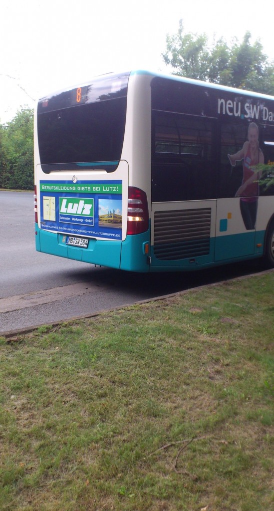 Der Citaro 2 NB SW 584 der Stadtwerke.....am waldfriedhof beim rangieren an der Endhaltestelle auf der Linie 8 und am Heck die neue Werbung (Lutz Berufsbekleidung)
seit den abri� der Hochbr�cke wurden die Buslinie 80 und 90 getrennt um Versp�tungen nicht auf die Linie der 9 zu�bertragen