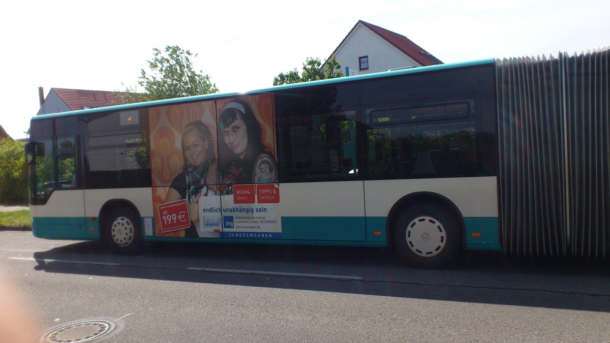 Der Citaro NB SW 560....diese trafficboard zeigt die werbung f�r die neuwoges das junge wohnen 
wohnraum g�nstig f�r junge leute anbietet dieser citaro hat das tfafficboard seit in betriebnahme in den fahrbetrieb 