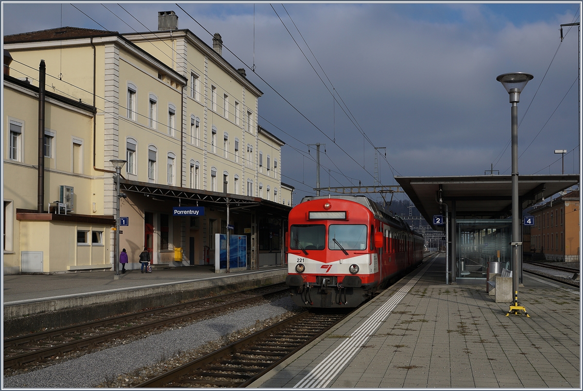 Der CJ Reservependel mit den UIC Nummern RBDe 566 221 (UIC 94 85 7566 221-8 CH-BLS) und ABt 921 (UIC 50 85 8035 921-6 CH-BLS) gehört der BLS. 
Hier wartet der Zug in Porrentruy auf die baldige Abfahrt nach Bonfol.
15. Dez. 201