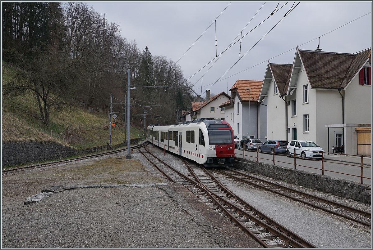 Der Der TPF SURF ABe 2/4 - B - Be 2/4 101  Moitié-Moitié  erreicht den Bahnhof von Broc Fabrique, zwei Tage vor der Umspur bedingten Stillegung der Meterspurstrecke Bulle - Broc. ab 2022 werden die Züge wieder bis Broc Village verkehren, ein Jahr später auch wieder bis Broc Fabrique. 3. April 2021