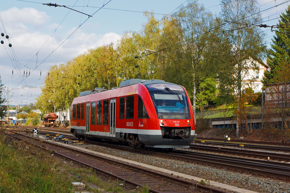 
Der Dieseltriebwagen 640 001 (95 80 0640 001-3 D-DB ABp) ein Alstom Coradia LINT 27 der DreiLänderBahn (DB Regio NRW) fährt am 27.09.2014 als RB 93  Rothaarbahn  (Bad Berleburg - Kreuztal - Siegen Hbf) von Kreuztal weiter in Richtung Siegen. 

Der LINT 27 wurde 2000 bei Alstom (LHB) in Salzgitter unter der Fabriknummer 153797-001 gebaut. Er hat die EBA-Nummer EBA 96W09R 001. 