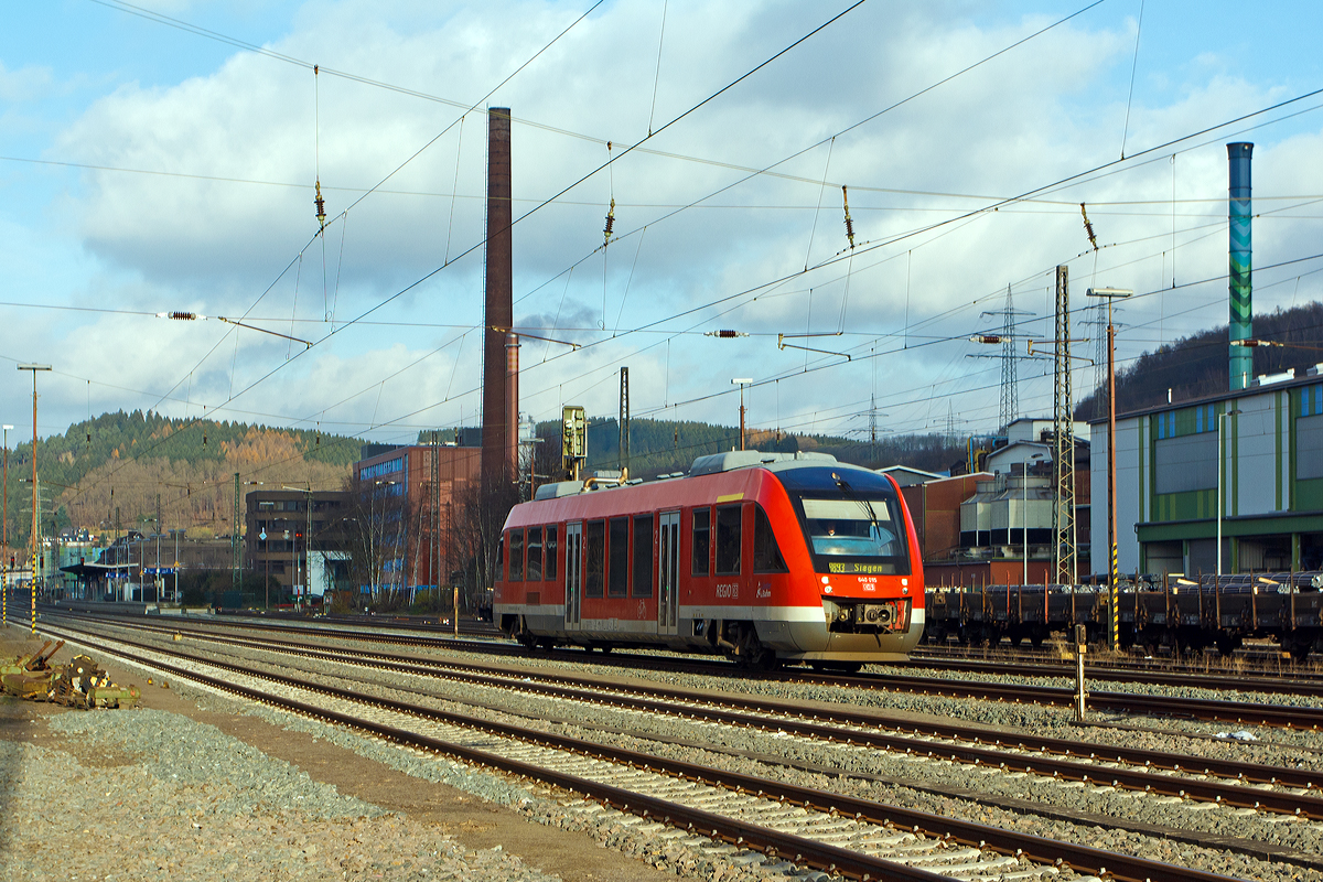 
Der Dieseltriebwagen 640 015 (95 80 0640 015-4 D-DB  ABp) ein Alstom Coradia LINT 27 der 3-Länder-Bahn (DB Regio NRW) als RB 93 (Rothaarbahn) Bad Berleburg - Kreuztal - Siegen Hbf, hat am 07.12.2014 den Bf Siegen-Geisweid verlassen und fährt nun weiter in Richtung Siegen Hbf. 

Der LINT 27 wurde 2000 bei Alstom (LHB) in Salzgitter unter der Fabriknummer 153797- 020 gebaut.