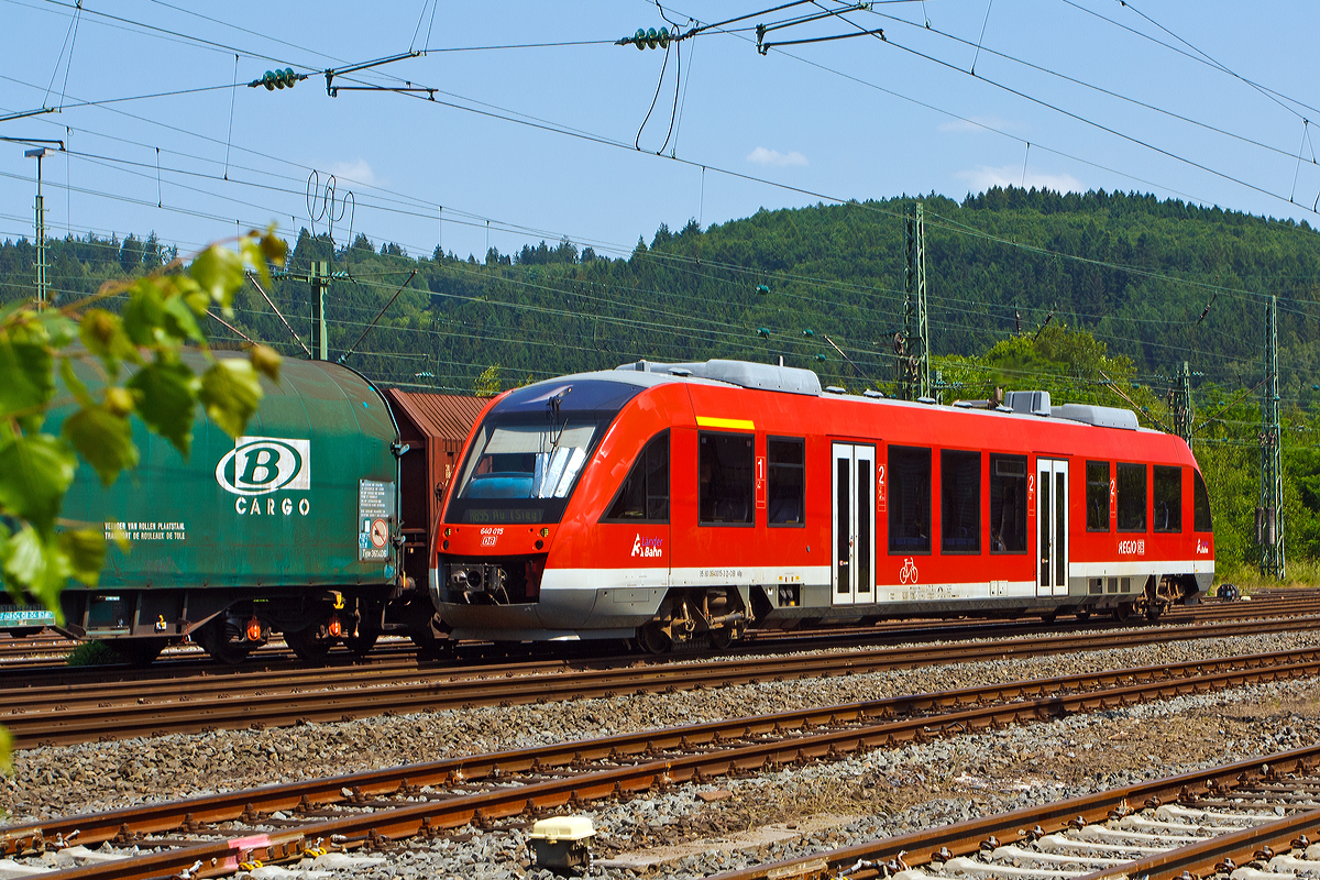 
Der Dieseltriebwagen 640 015 (95 80 0640 015-4 D-DB ABp) ein Alstom Coradia LINT 27 der 3-Länder-Bahn (DB Regio NRW) fährt am 08.06.2014 als B 95 (Dillenburg-Siegen-Au/Sieg) von Betzdorf/Sieg weiter in Richtung Au(Sieg).

Der LINT 27 wurde 2000 bei Alstom (LHB) in Salzgitter unter der Fabriknummer 153797- 020 gebaut. 