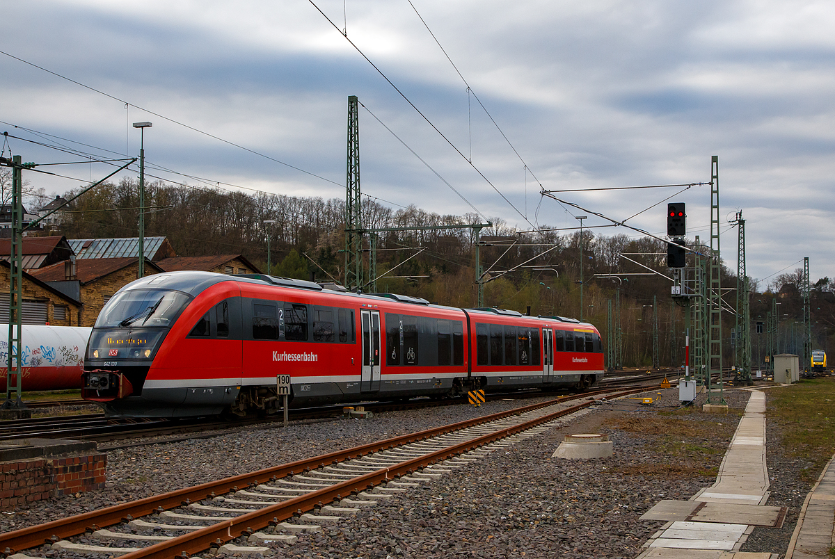 Der Dieseltriebzug 642 120 (95 80 0642 120-9 D-DB) / 642 620 (95 80 0642 620-8 D-DB), ein Siemens Desiro Classic der Kurhessenbahn (gehört zur DB Regio AG), fährt am 17.04.2021in Betzdorf (Sieg) von der Abstellgruppe in den Bahnhof ein. Im Bahnhof wird er als RB 94 „Obere Lahntalbahn“ (Betzdorf - Siegen - Kreuztal - Erndtebrück - Bad Laasphe - Biedenkopf – Marburg an der Lahn) bereitgestellt.