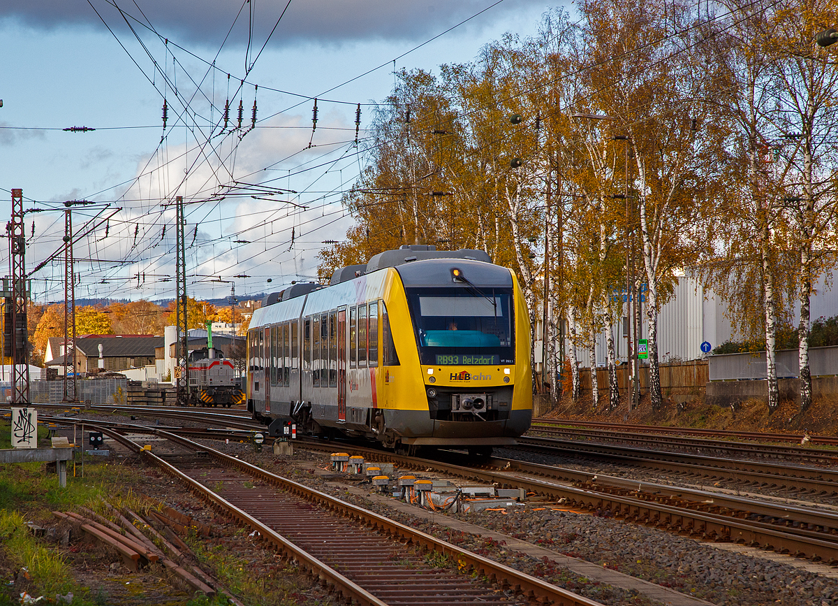 Der Dieseltriebzug VT 262 (95 80 0648 162-5 D-HEB / 95 80 0648 662-4 D-HEB) ein Alstom Coradia LINT 41 der HLB (Hessische Landesbahn) verlässt am 01.11.2021, als RB 93 Rothaarbahn (Bad Berleburg - Kreuztal - Siegen Hbf - Betzdorf), Kreuztal in Richtung Siegen.