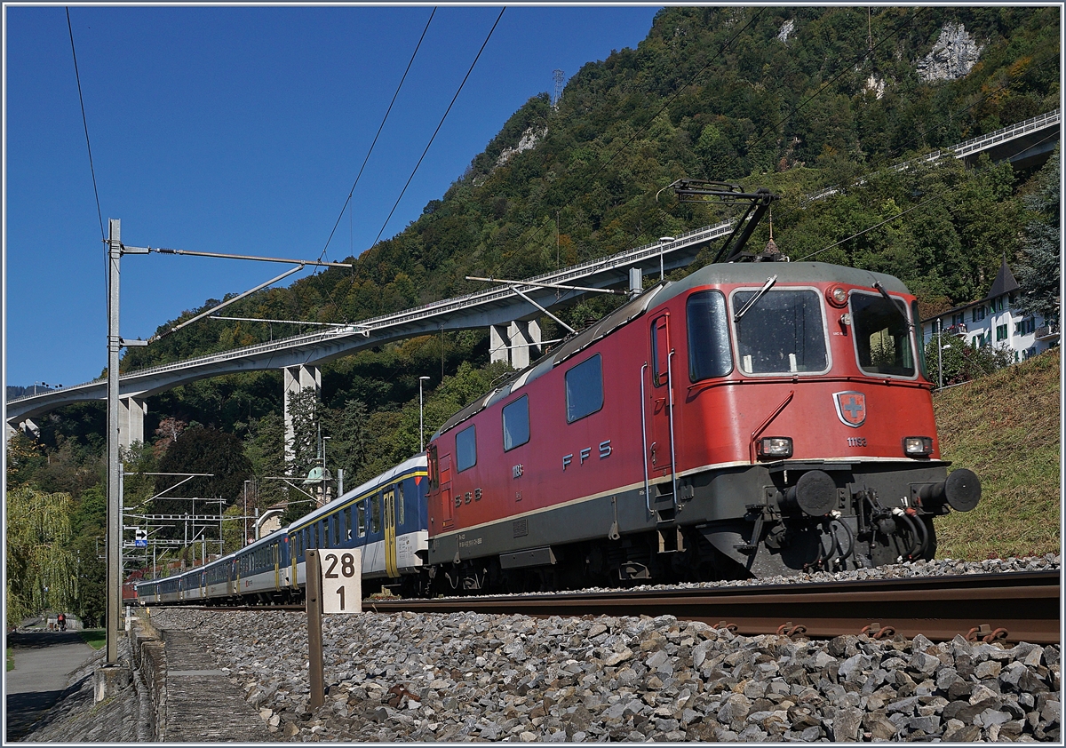 Der  Dispopendel  auf der Fahrt Richtung Wallis mit den Re 4/4 II 11193 (vorne) und Re 4/4 II 11157 (hinten) bei Kilometer 28.1 kurz vor Villeneuve.

11. Okt. 2019