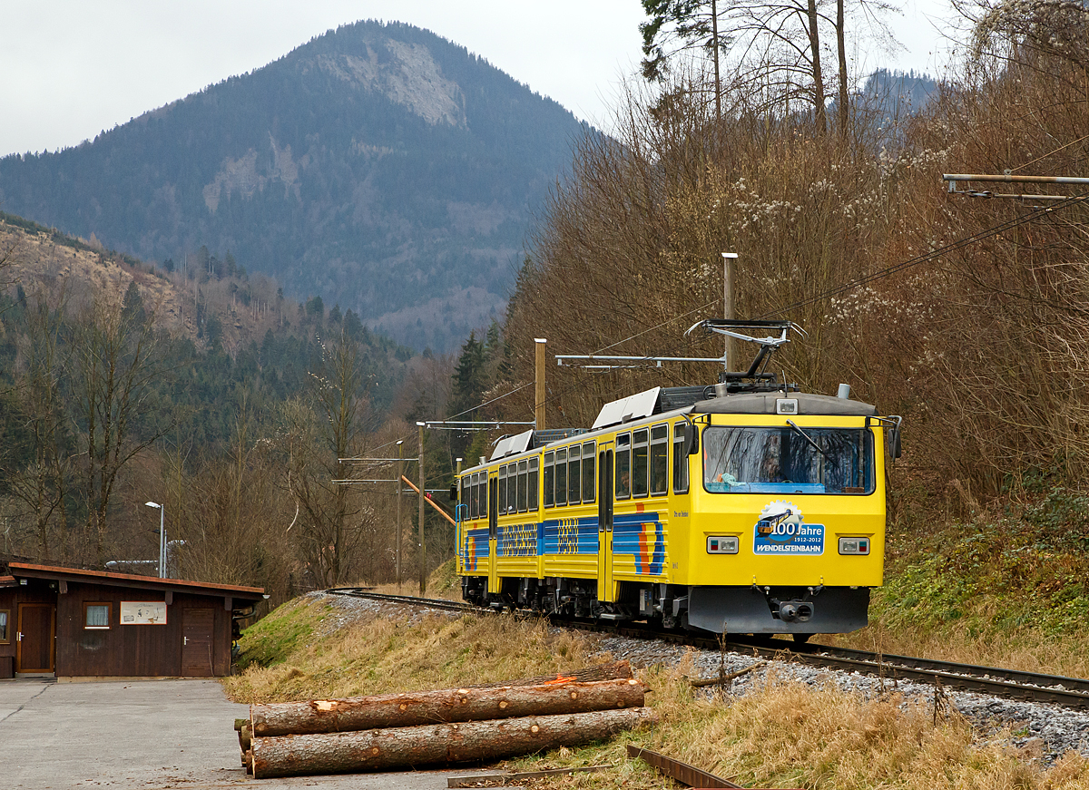 
Der Doppeltriebwagen Beh 4/8  12  Otto von Steinbeis  der Wendelstein-Zahnradbahn erreicht am 28.12.2016 die Talstation Brannenburg. 

Der Doppeltriebwagen wurde 1990 von SLM und Siemens unter der Fabriknummer 5455 gebaut. 

Die Wendelstein-Zahnradbahn berwindet auf 7,66 km Lnge  einen Hhenunterschied von 1.217,27 Metern, die Maximale Neigung betrgt dabei 237 ‰. Streckenlnge mit Zahnstange (Zahnstangensystem Strub) ist 6,15 km lang.