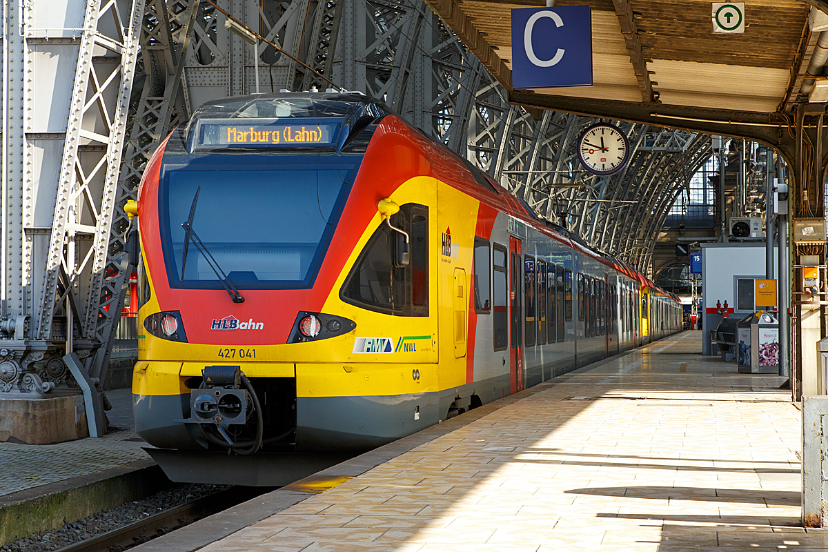 
Der dreiteilige Stadler FLIRT 427 041 / 541 gekoppelt mit dem fünfteiligen Stadler FLIRT429 046 / 546 der Hessische Landesbahn GmbH (HLB) stehen am 28.02.2015 im Hbf Frankfurt am Main (Gleis 15) als RE 30  Main-Weser-Express  / RE 40  Main-Sieg-Express  zur Abfahrt nach Marburg (Lahn) bzw. Siegen bereit.

Die Triebzüge fahren gemeinsam gekoppelt bis Gießen, dort werden sie dann geflügelt (getrennt). Der vordere Zugteil (dreiteilige FLIRT) fährt dann als RE 30 nach Marburg (Lahn) und der hintere Zugteil (fünfteilige FLIRT) fährt als RE 40 (RE 99 in NRW) nach Siegen.
