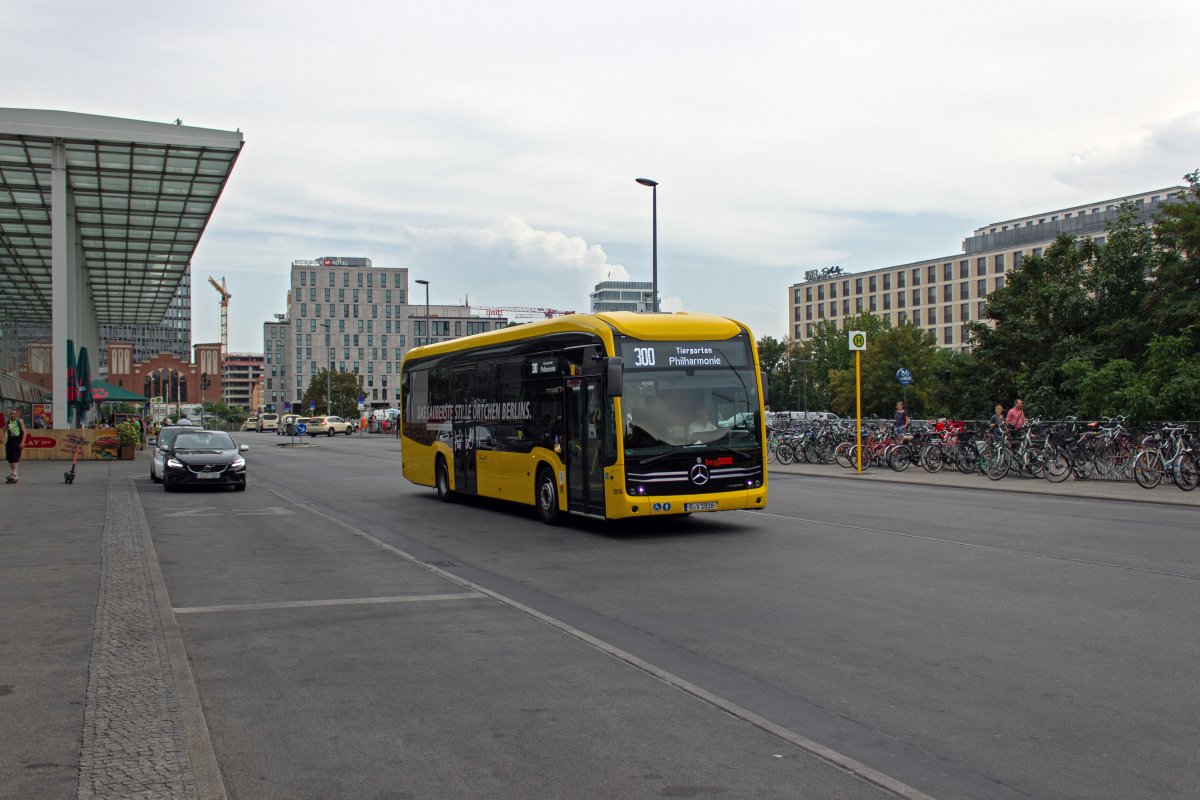 Der durchgehende 10-Minuten-Takt der neuen Linie 300 bedeutet fr die erschlossenen Gebiete stlich des Alexanderplatzes eine Verdoppelung des Busangebots. Nach der Vorstellung der BVG soll insbesondere die sehr touristische Gegend rund um die East Side Gallery von dieser Taktverdichtung profitieren. Nebenbei ist aber auch der Ostbahnhof, der zu DDR-Zeiten Hauptbahnhof hie, aber in den letzen 20 Jahren deutlich an Bedeutung verloren hat, Nutznieer dieser Manahme.
Wagen 1816 ist am 28.08. auf dem Weg in Richtung Westen.