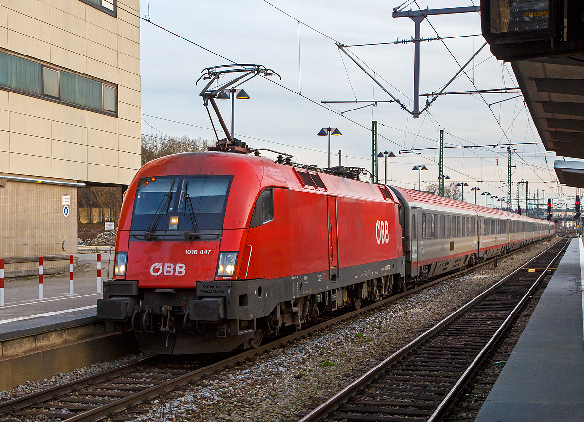 
Der EC 112 „Blauer Enzian“ (Klagenfurt Hbf - Salzburg Hbf - München Hbf - Stuttgart Hbf - Frankfurt am Main Hbf) mit Kurswagen des  EC 212 „Mimara“ von Zagreb erreicht am 08.02.2020 den Hauptbahnhof Augsburg. Der EC 112 wird im Sandwich gefahren, Zuglok war hier die ÖBB 1016 047 (A-ÖBB 91 81 1016 047-3) und Schublok die 1116 161 (A-ÖBB 91 81 1116 161-1).

Früher (bis 2011) fuhr der EC 112 bis Siegen Hbf bzw. als Gegenzug EC 113 von Siegen nach Klagenfurt, aber  die Fahrgastzahlen waren wohl zu gering.
