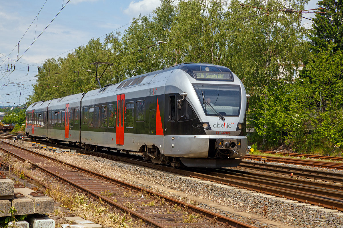 
Der ET 232104  Hagen , ex ET 23004 (94 80 0427 103-7 D-ABRN / 94 80 0827 103-3 D-ABRN / 94 80 0427 603-6 D-ABRN) der Abellio Rail NRW GmbH (ein 3-teiliger Stadler Flirt EMU 3bzw. BR 0427), fährt am 03.06.2019,  als RE 16  Ruhr-Sieg-Express  (Essen - Hagen - Siegen) von Kreuztal weiter in Richtung Siegen.  