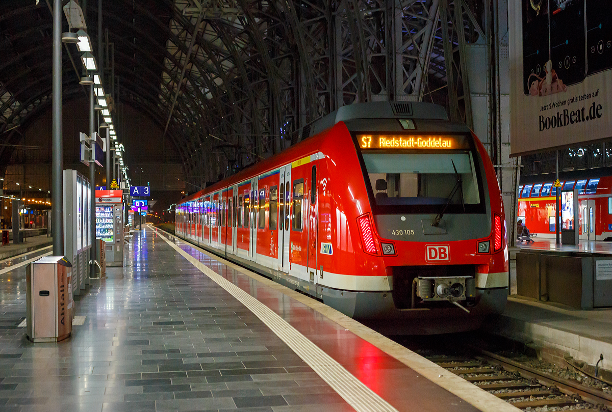 Der ET 430 105 / 605 der S-Bahn Rhein-Main, steht am sehr frühen Morgen des 01.11.2019 (0:39 Uhr) im Hbf Frankfurt am Main, als S7 nach Riedstadt-Goddelau, zur Abfahrt bereit.

Die Triebwagen der Baureihe 430/431 sind S-Bahn-Triebwagen, die seit April 2013 die Züge der Baureihe 420 im Stuttgarter S-Bahn-Netz sowie seit Anfang 2014 auch bei der S-Bahn Rhein-Main ablösen. Ursprünglich sollten sie auch bei der S-Bahn Rhein-Ruhr eingesetzt werden.

Die Baureihe 430 wurde als Nachfolger der Baureihe 422/423 für Stuttgart konzipiert und sollte die im dortigen Netz noch eingesetzten Fahrzeuge der Baureihe 420 ersetzen. Im Mai 2009 erteilte die Deutsche Bahn den Auftrag zum Bau von 83 Fahrzeugen an die Firmen Bombardier und Alstom. Dieser Auftrag hat einen Wert von 452 Mio. Euro. Zusätzlich wurde eine Option für den Bau von 83 weiteren Fahrzeugen vereinbart. Im Dezember 2010 stockte die Deutsche Bahn die Option von 83 auf 166 auf. 

Die durchgängig begehbaren und klimatisierten Triebzüge der Baureihe 430 ähneln denen der Baureihe 422. Die für Stuttgart bestellten Triebzüge sind zur Vermeidung von Ein- und Aussteigeunfällen mit einer Spaltüberbrückung ausgestattet. Des Weiteren weisen die Züge beim Anfahren geringere Schallemissionen auf als die Züge der ebenfalls in Stuttgart eingesetzten Baureihe 423. Im Vergleich mit den zu ersetzenden Fahrzeugen der Baureihe 420 ist der Energieverbrauch deutlich geringer.

Die Wagenkästen sind aus Stranggussprofilen gefertigt. Die Übergänge zwischen den Wagen haben Wellenbälge. Die Kühl- und Klimaanlagen befinden sich auf den Wagendächern und sind mit einer durchgehenden Verkleidung verblendet. Auf dem zweiten Wagendach befindet sich der Einholmstromabnehmer. Drei Züge können als Langzug von einem Führerstand aus betrieben werden. Ein Mischbetrieb mit Triebzügen anderer Baureihen ist nicht möglich.

Die Fahrzeuge verfügen über eine elektrodynamische Bremse als Betriebsbremse, eine Druckluftbremse mit Magnetschienenbremse und eine Federspeicherbremse als Feststellbremse. Die elektrodynamische Bremse speist die Energie ins Netz zurück. 

TECHNISCHE DATEN:
Hersteller:  Bombardier / Alstom
Achsformel:  Bo’(Bo’)(2’)(Bo’)Bo’ (Jakobsdrehgestelle in Klammern)
Spurweite:  1435 mm (Normalspur)
Länge über Kupplung:  68.300 mm
Höhe:  4.273 mm
Breite:  3.020 mm
Drehzapfenabstand:  15.140 mm  je  Endwagen; 14.894 mm  je Mittelwagen
Achsabstand im Drehgestell:  2.200 mm   je  Endwagen Drehgestell ; 2.700 mm   je Jakobsdrehgestell
Leergewicht:  119 t
Höchstgeschwindigkeit:  140 km/h
Stundenleistung:  2.350 kW
Stundenzugkraft:  145 kN
Treib- und Laufraddurchmesser:  850 mm
Motorbauart:  Drehstrom-Asynchronmotor
Stromsystem:  15 kV; 16,7 Hz
Bremse:  Druckluftbremse KB-C-el-A-E-Mg / elektrodynamische Bremse / Federspeicherbremse
Zugsicherung:  Bombardier EBI Cab 500
Kupplungstyp:  Scharfenbergkupplung
Sitzplätze:  176 (S-Bahn Rhein-Main)
Stehplätze:  296
Fußbodenhöhe:  1.030 mm