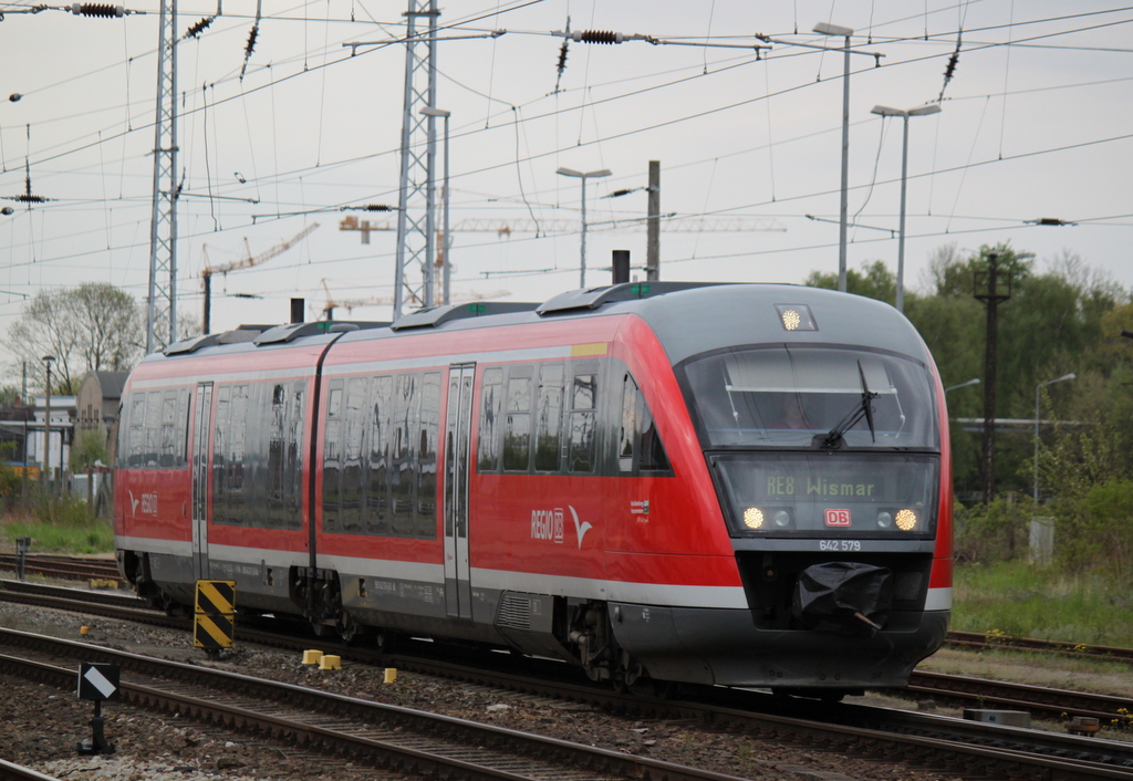 Der ex Nrnberger 642 579-6 als RE 13114(Tessin-Wismar)bei der Einfahrt im Rostocker Hbf.09.05.2015